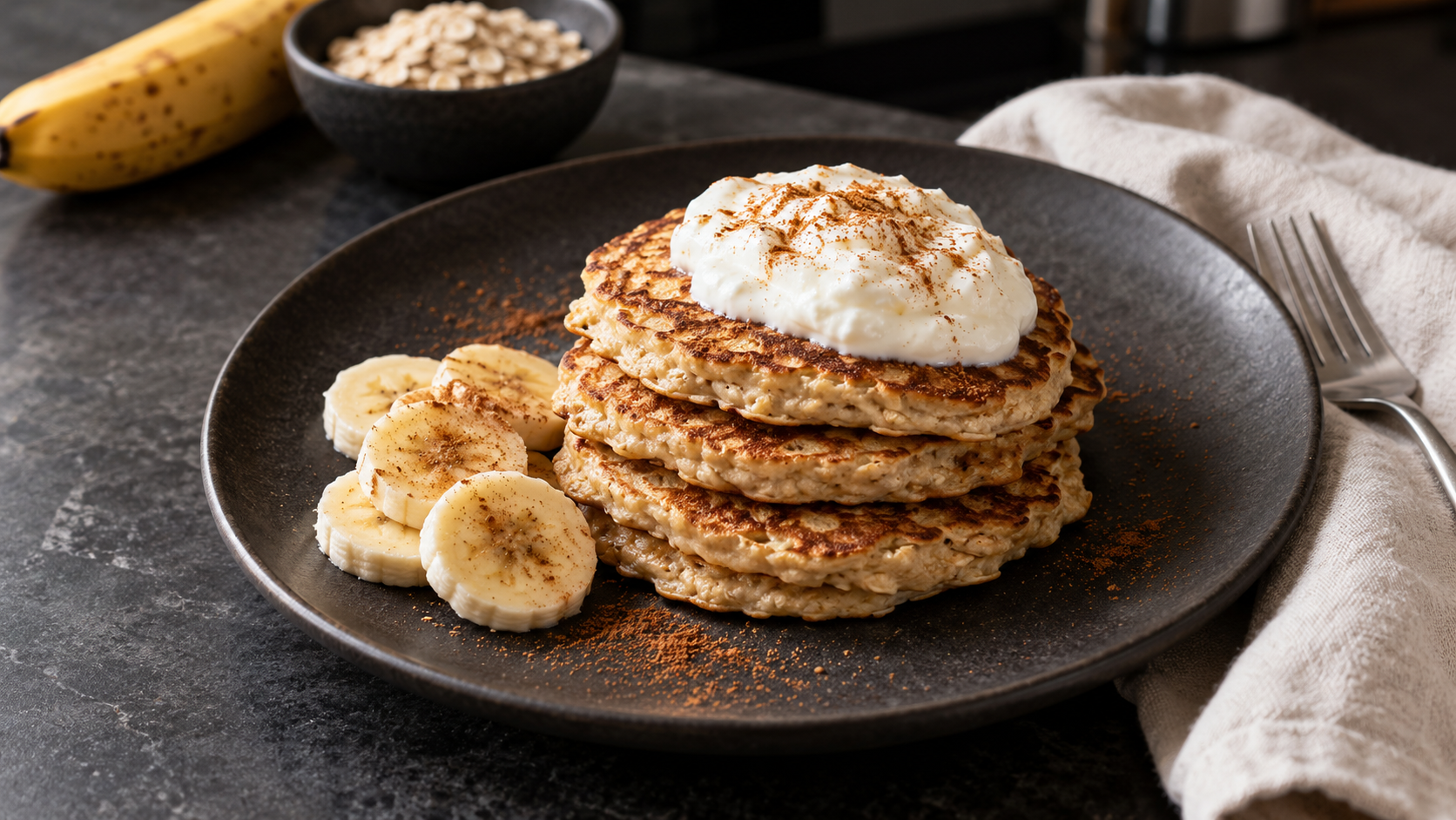 Pancake di avena e banana con yogurt skyr: colazione morbida e proteica